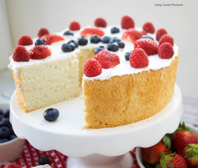 Cette délicieuse recette de gâteau des anges sans sucre est super facile à préparer, faible en glucides et parfaite pour les diabétiques.  Un incroyable dessert sans sucre.