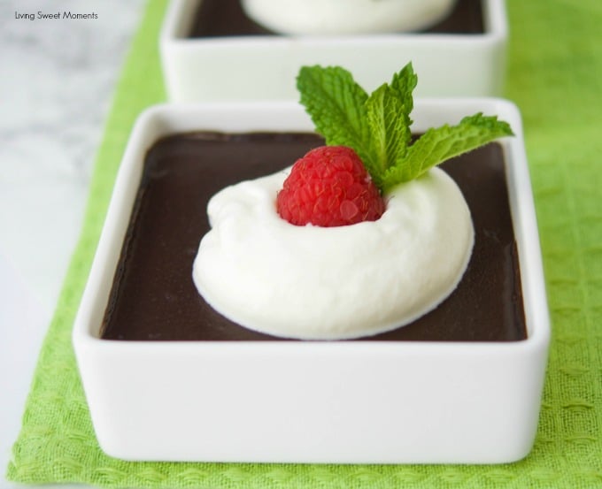 Cette recette décadente de pudding au chocolat sans sucre est faite à partir de zéro et est parfaite comme dessert en semaine.  C'est faible en calories, sans gluten et délicieux!