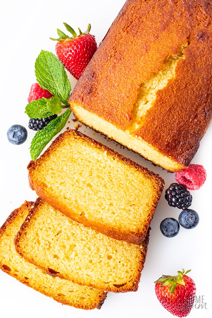 gâteau quatre-quarts tranché à faible teneur en glucides