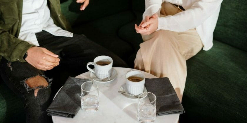 Le verre d'eau est-il bu après ou avant le café ?