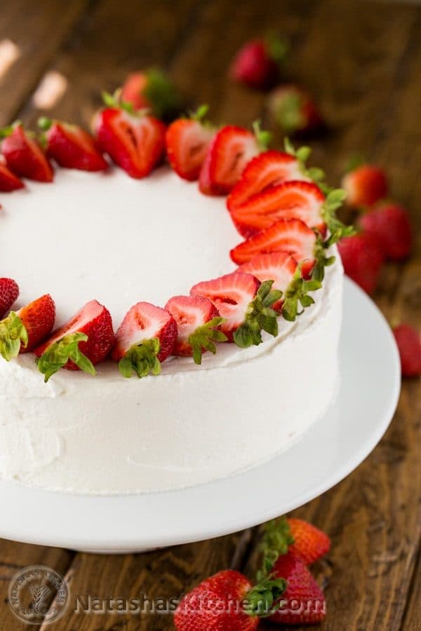 Le célèbre Tres Leches Cake moelleux est maintenant un gâteau à deux couches parfait pour toute occasion spéciale ! @natashaskitchen