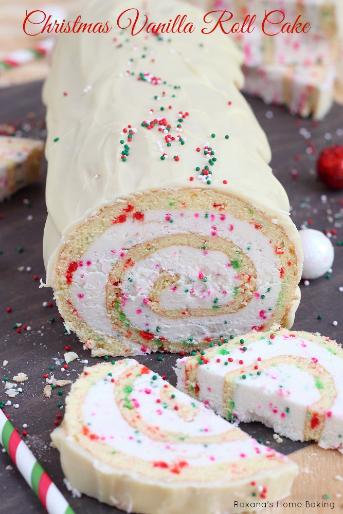 Un simple gâteau roulé à la vanille avec des points rouges et verts et des spirales de crème au beurre crémeuse est le dessert parfait pour les fêtes de Noël.