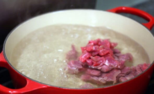 fabrication de tteokguk (soupe de gâteau de riz)