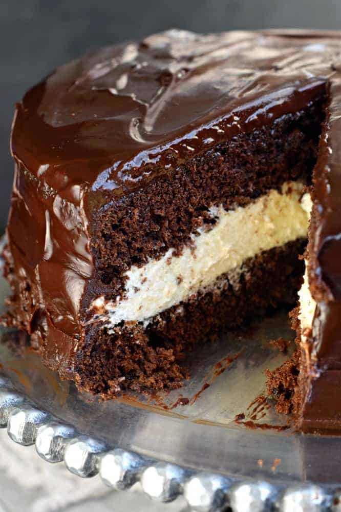 Ding Dong Cake avec une tranche retirée sur une assiette à gâteau en argent.