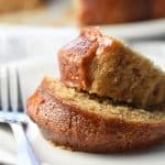 Ce gâteau simple à la cannelle est léger et merveilleux.  Parfait pour l'amateur de cannelle lors d'un brunch du dimanche, de Pâques ou de la Pâque !