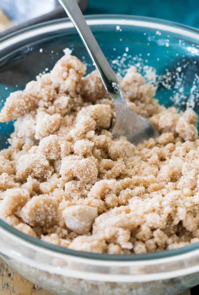 Garniture streusel friable pour gâteau au café à la banane.