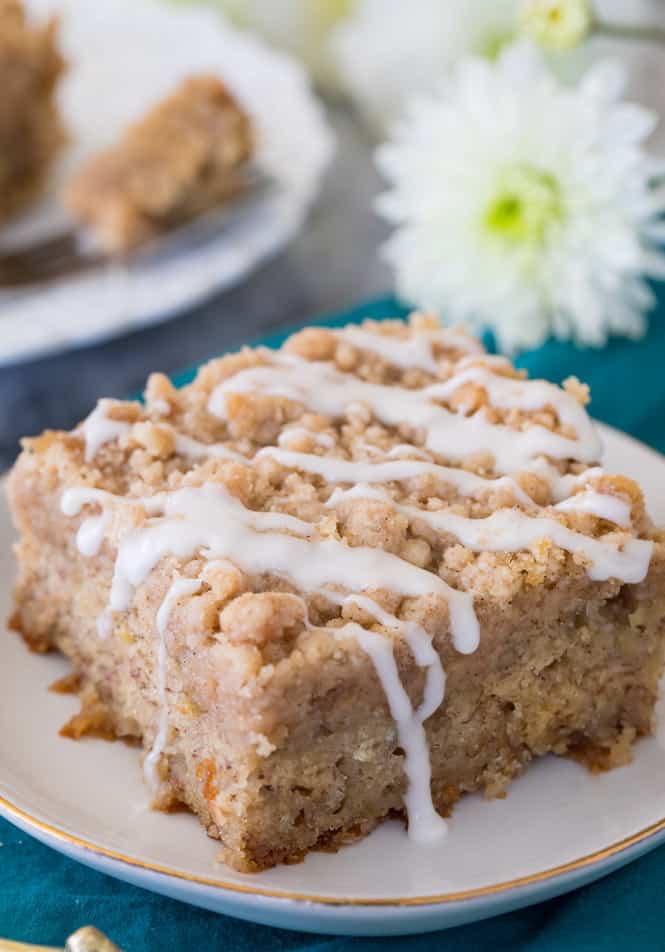 Une tranche de gâteau au café banane avec glaçage.
