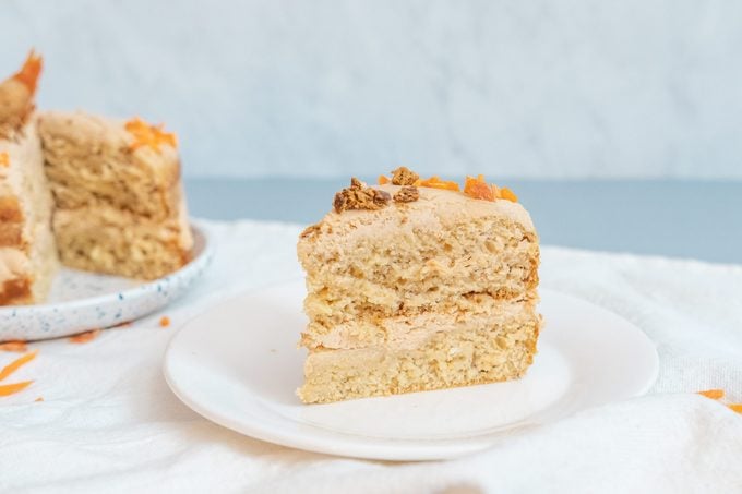 Tranche de gâteau d'anniversaire de chien sur une assiette