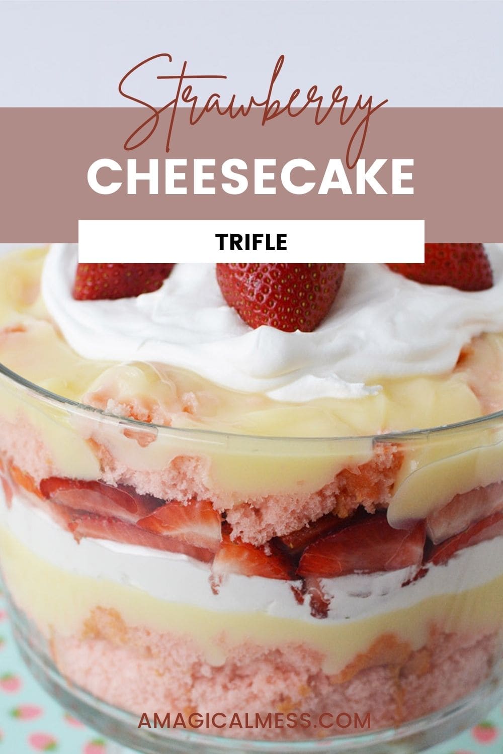 un bol à bagatelle rempli de gâteau, de fraises, de pudding et de crème fouettée
