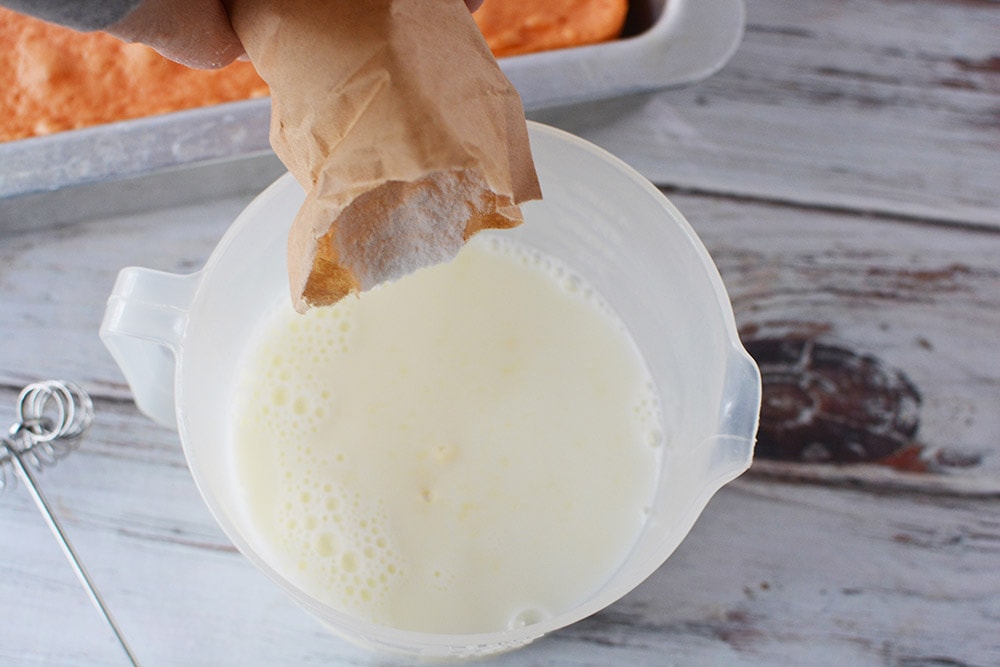 Ajouter le mélange à pouding dans un bol avec du lait.