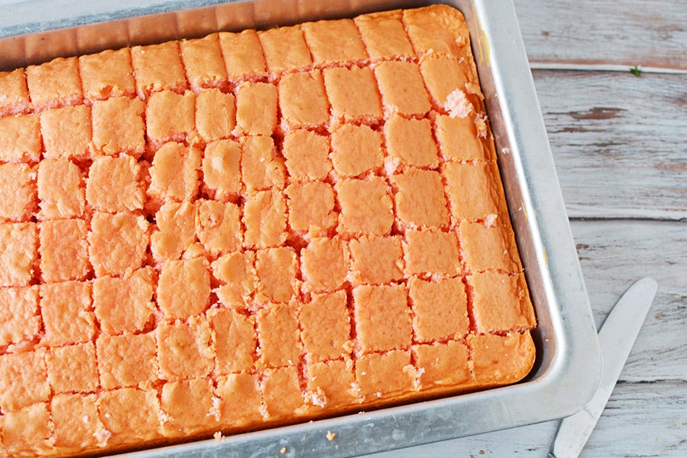 Gâteau aux fraises cuit au four dans un moule coupé en cubes.