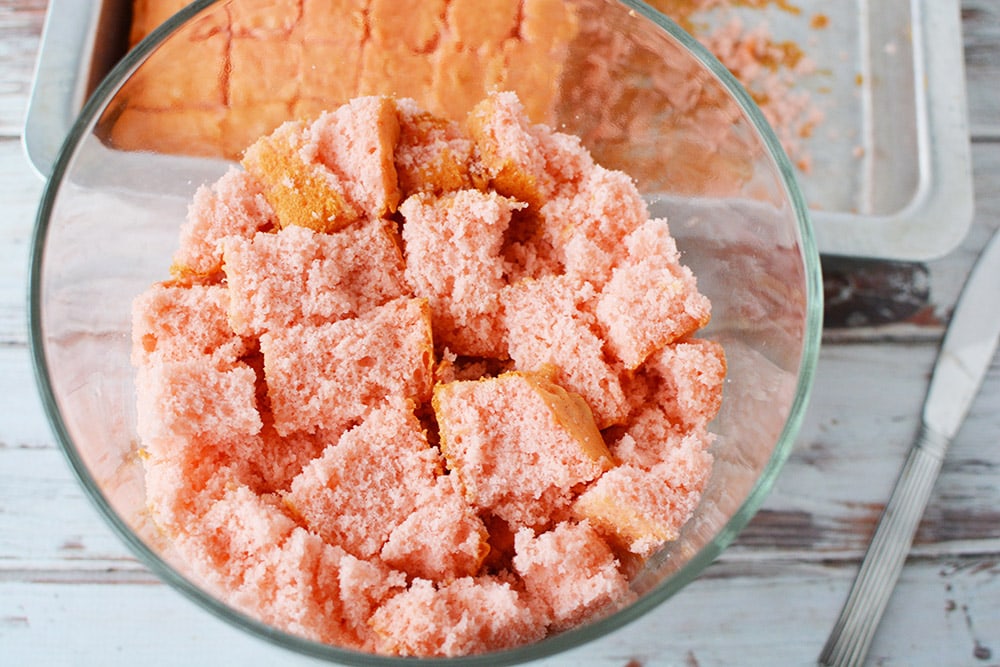 Cubes de gâteau aux fraises dans un bol à bagatelle.