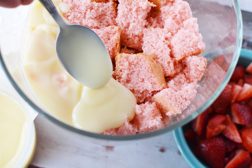 Superposer du pudding sur un gâteau aux fraises en un rien de temps.