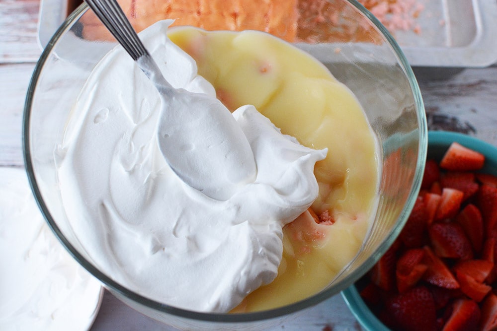 Mettre de la crème fouettée sur le pudding en un rien de temps.