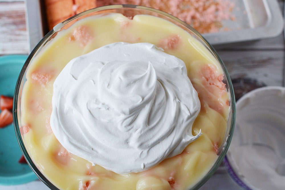 Une grosse cuillerée de crème fouettée sur le pudding.