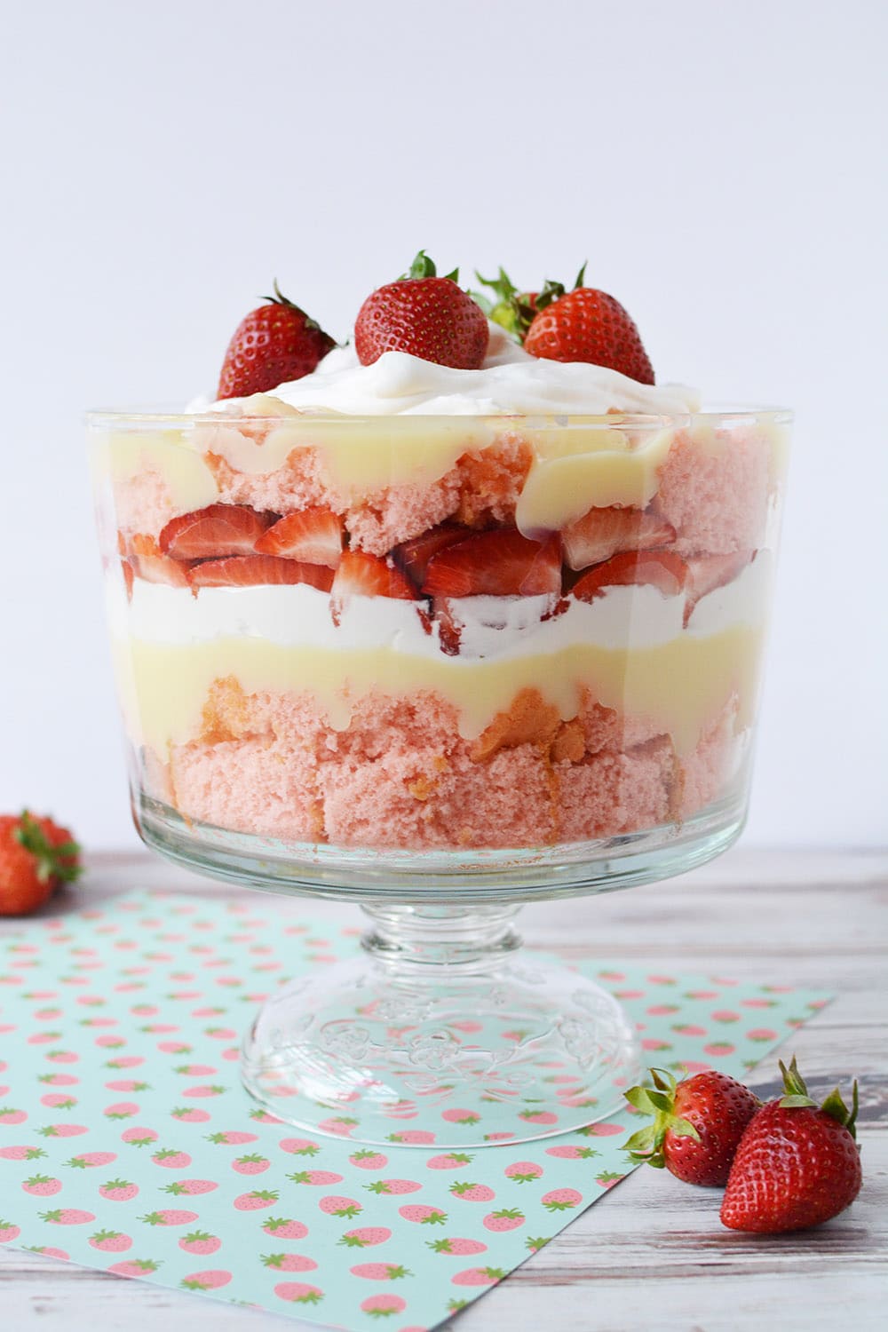 Bagatelle de gâteau au fromage aux fraises fini dans un bol à bagatelle.