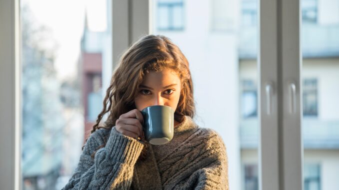 Les jeunes adultes sont plus susceptibles d'apprécier une tasse de thé qu'une bière, selon une étude
