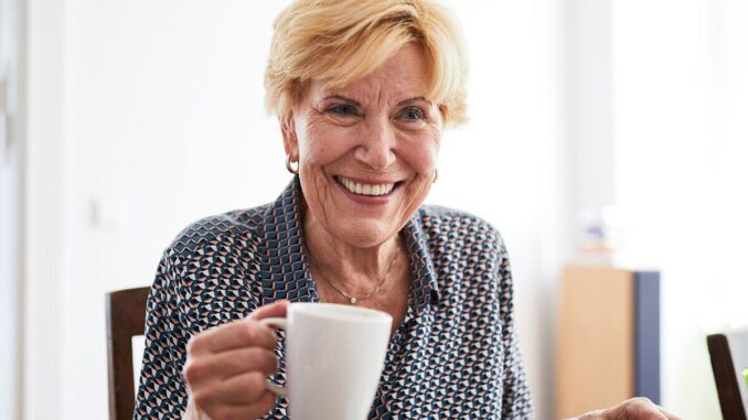 Les symptômes de l'arthrite pourraient être atténués en buvant du thé vert et en faisant de l'exercice régulièrement
